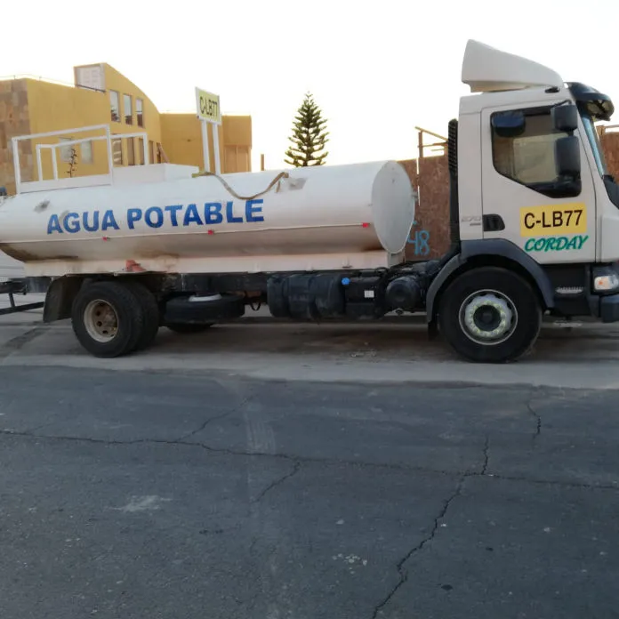 Camión aljibe de agua potable