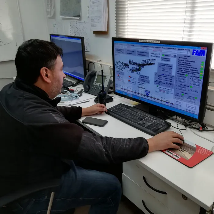 Operador en sala de control