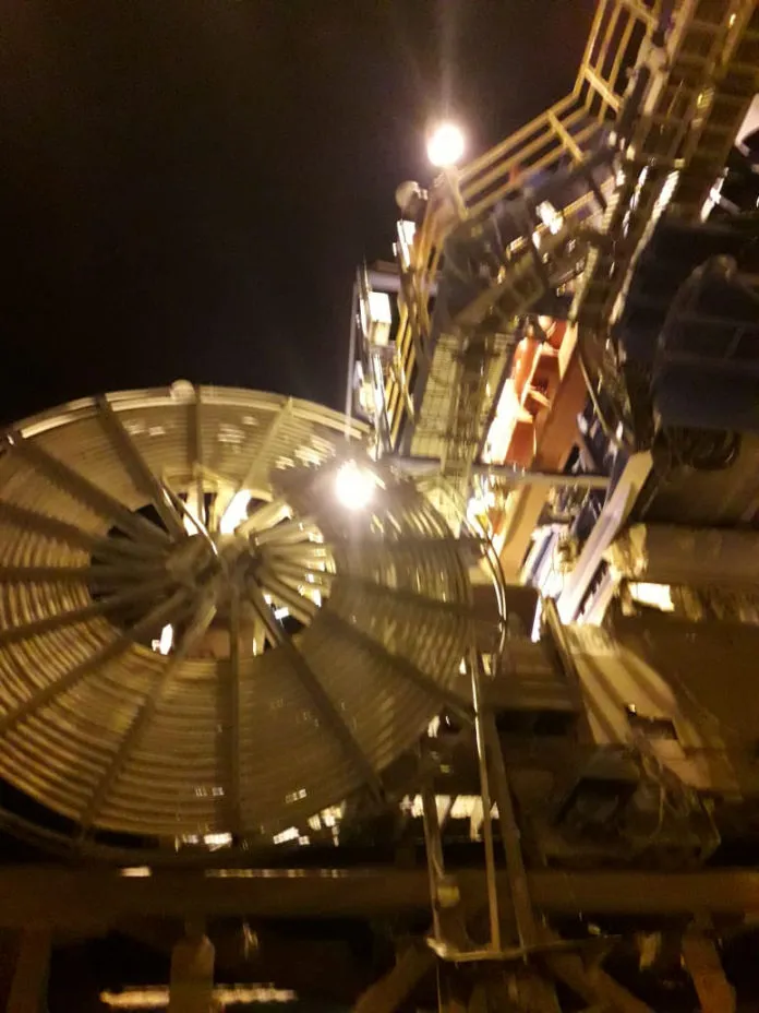 Equipos de planta en operación nocturna