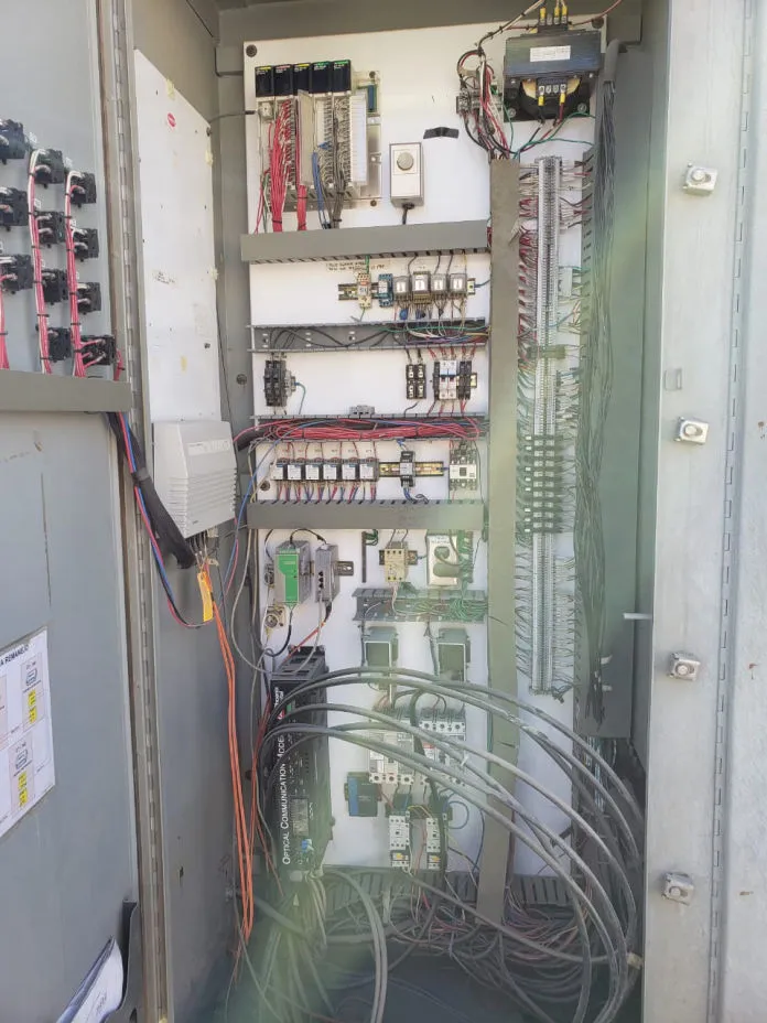 Tablero de comunicaciones en terreno