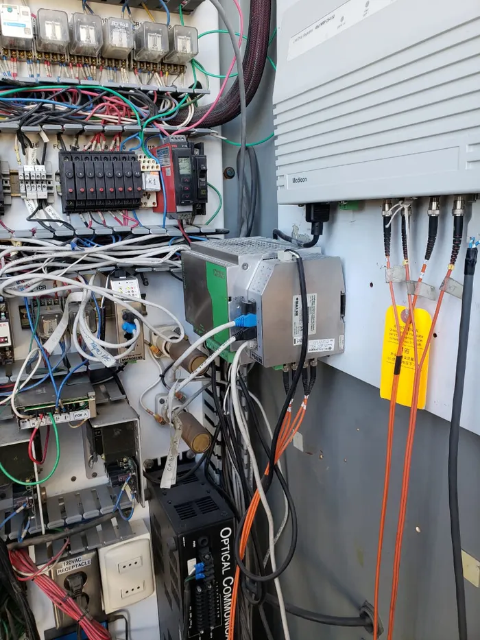 Instalación de equipos en sala eléctrica